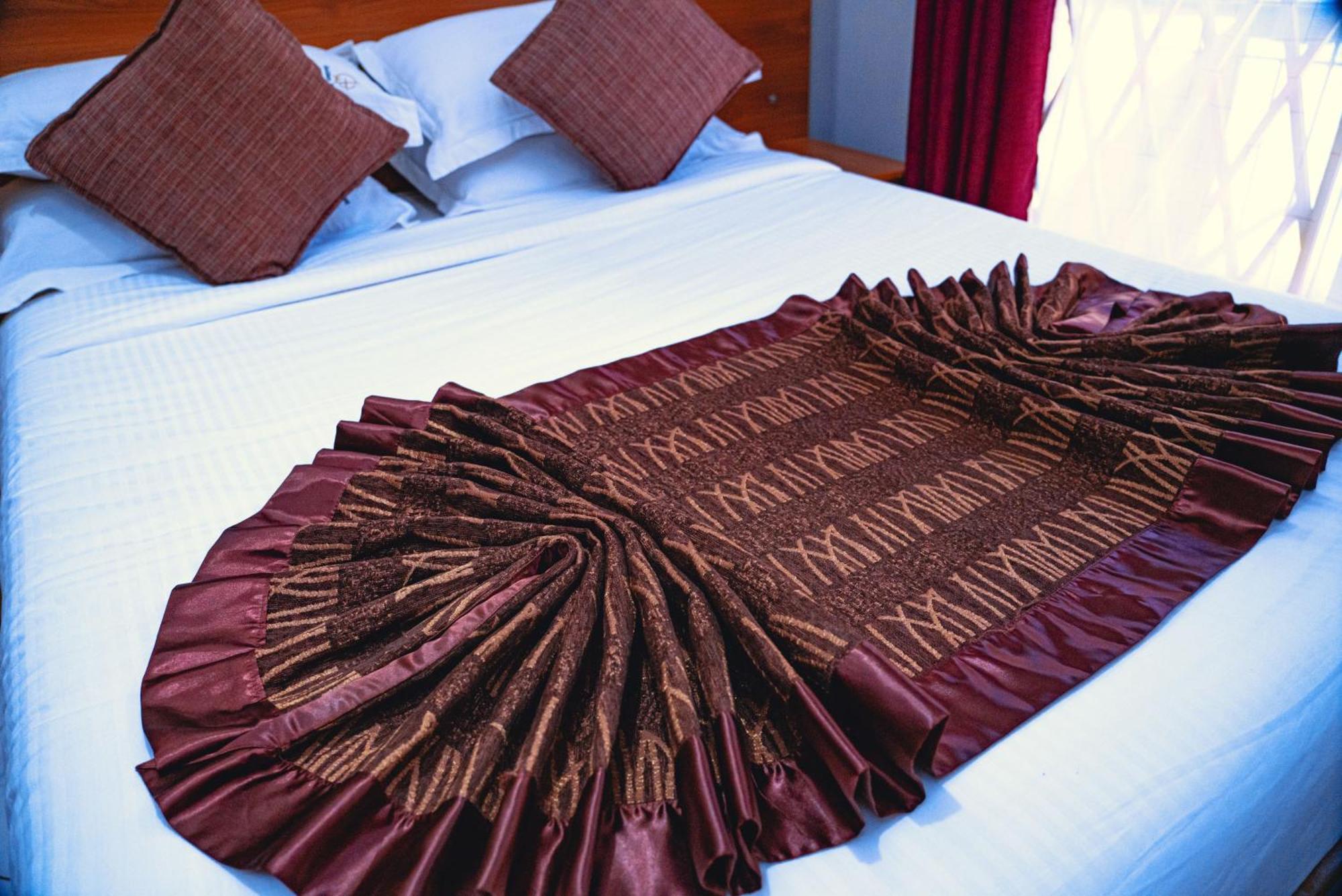 Golden Quest Hotel Ентебе Екстериор снимка