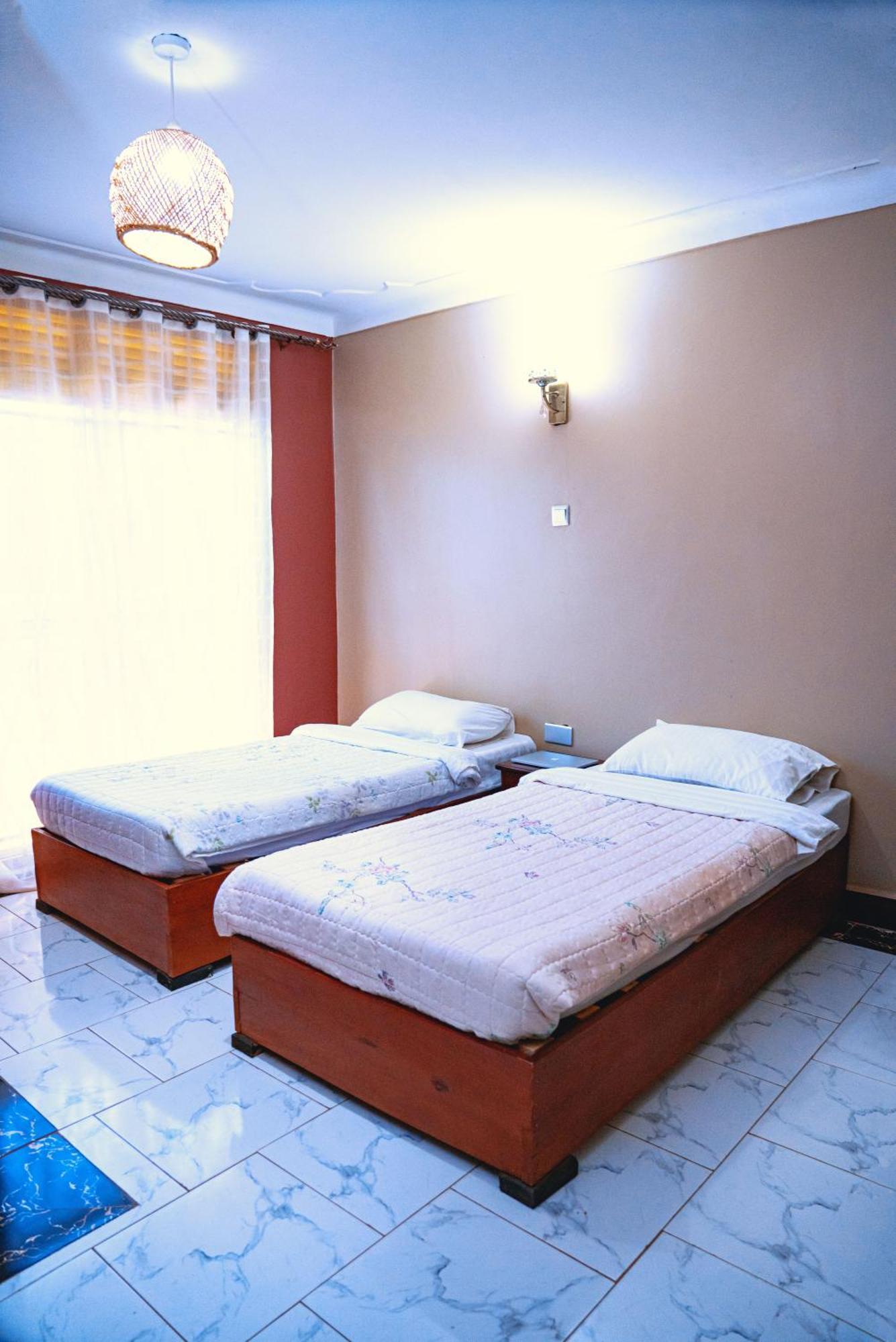 Golden Quest Hotel Ентебе Екстериор снимка