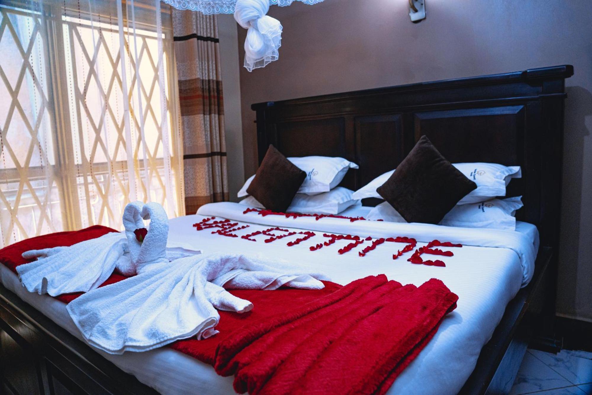 Golden Quest Hotel Ентебе Екстериор снимка