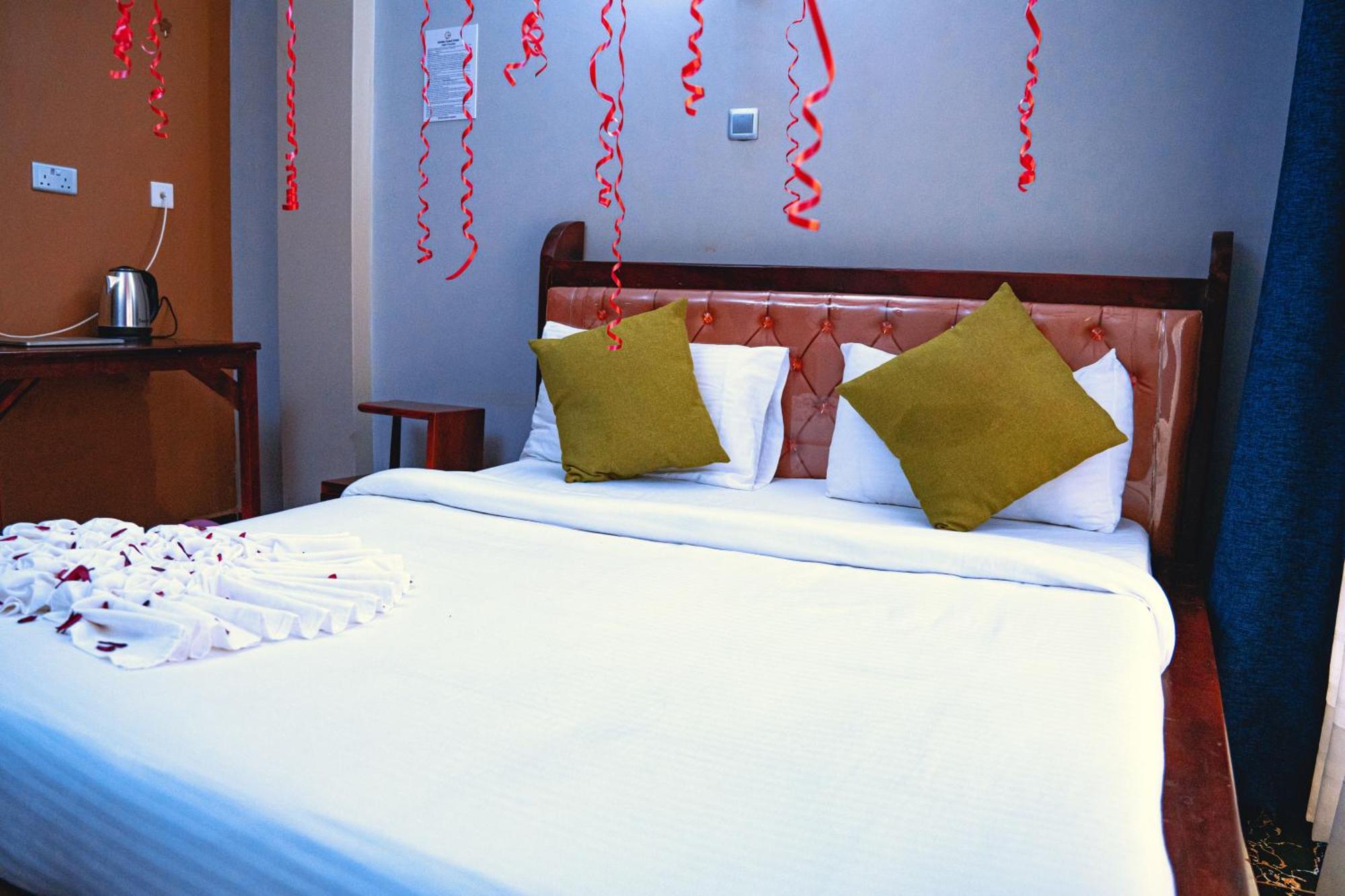 Golden Quest Hotel Ентебе Екстериор снимка