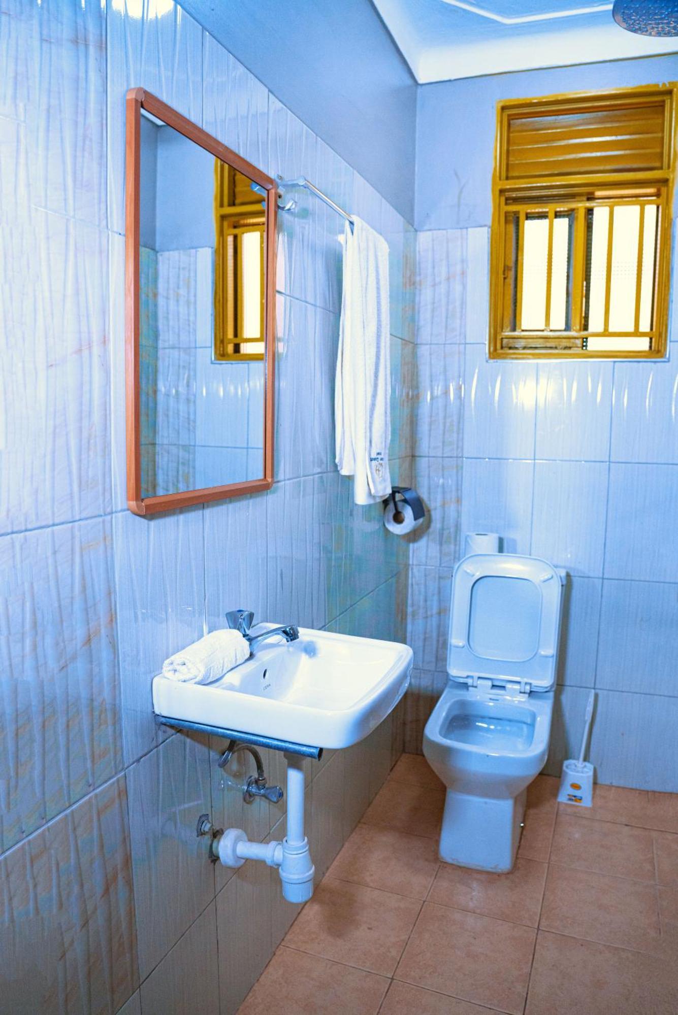 Golden Quest Hotel Ентебе Екстериор снимка